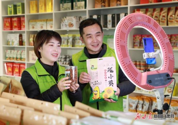 陇南市成县陈院镇陇小南带贫电商基地，主播正在直播销售“土年货”。：（图片一）李旭春摄影.JPG
