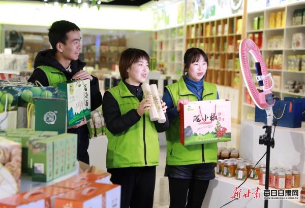 陇南市成县陈院镇陇小南带贫电商基地，主播正在直播销售“土年货”。：（图片2）李旭春摄影.JPG
