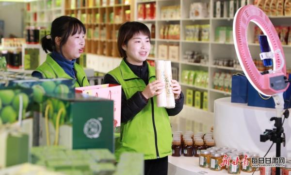 陇南市成县陈院镇陇小南带贫电商基地，主播正在直播销售“土年货”。：（图片4）李旭春摄影.JPG