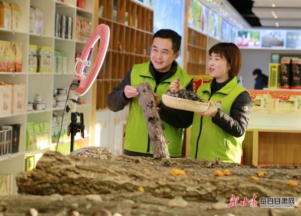 陇南市成县陈院镇陇小南带贫电商基地，主播正在直播销售“土年货”。：（图片5）李旭春摄影.JPG